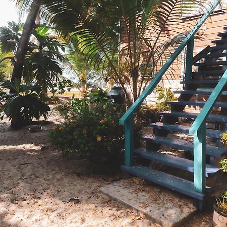 Anda Di Hows Hostel Placencia Eksteriør billede