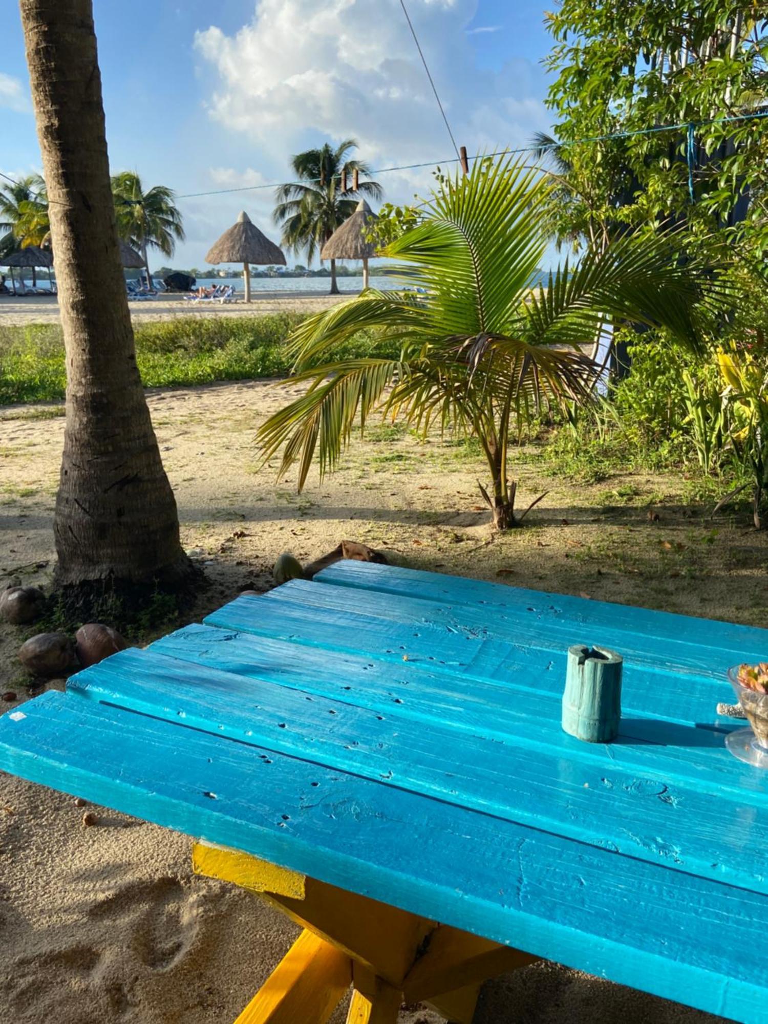 Anda Di Hows Hostel Placencia Eksteriør billede