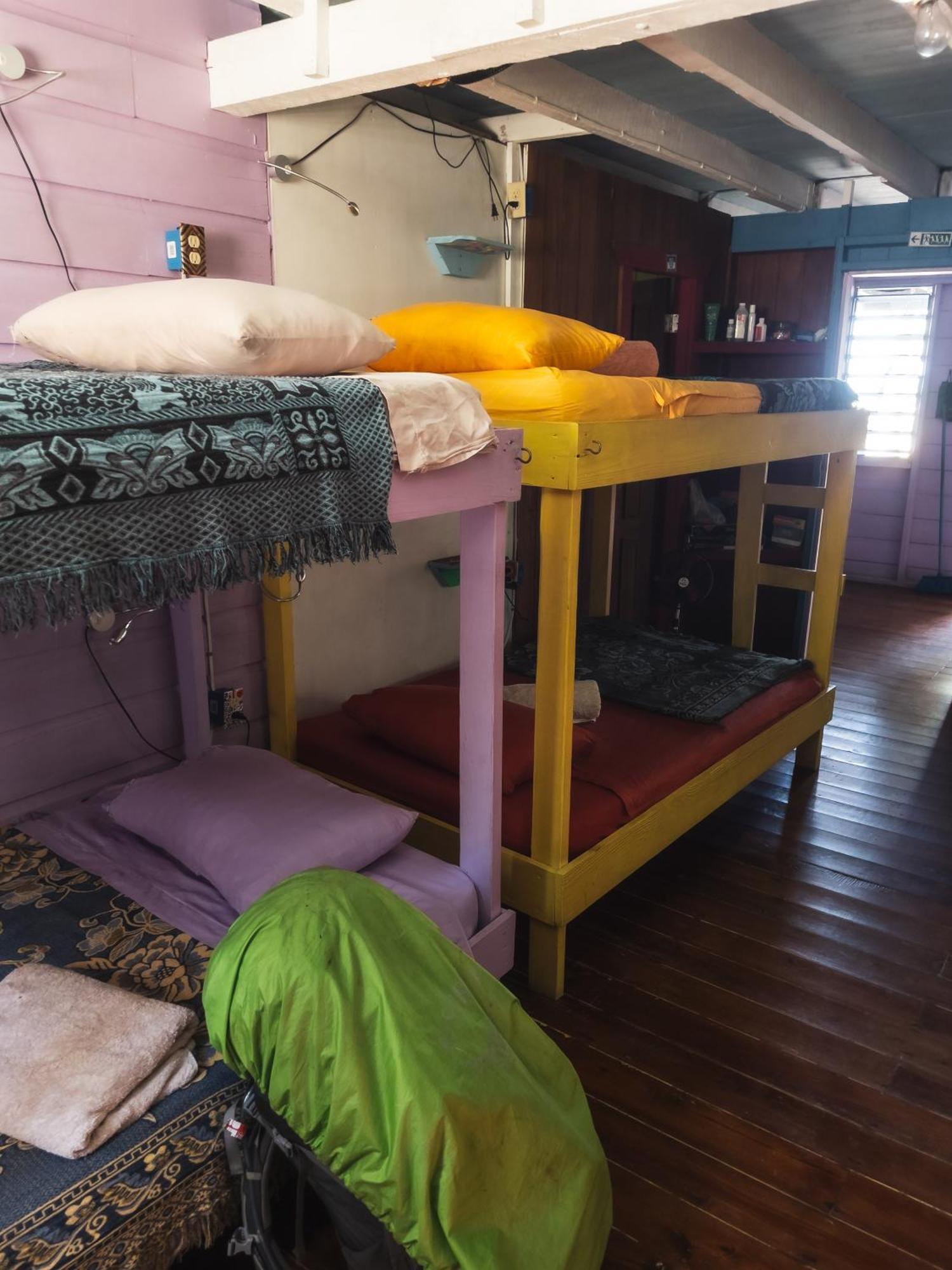 Anda Di Hows Hostel Placencia Eksteriør billede