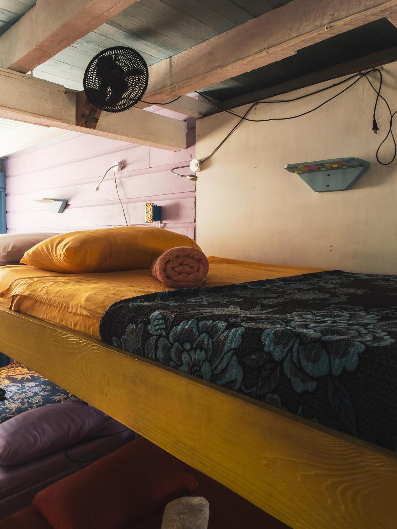 Anda Di Hows Hostel Placencia Eksteriør billede