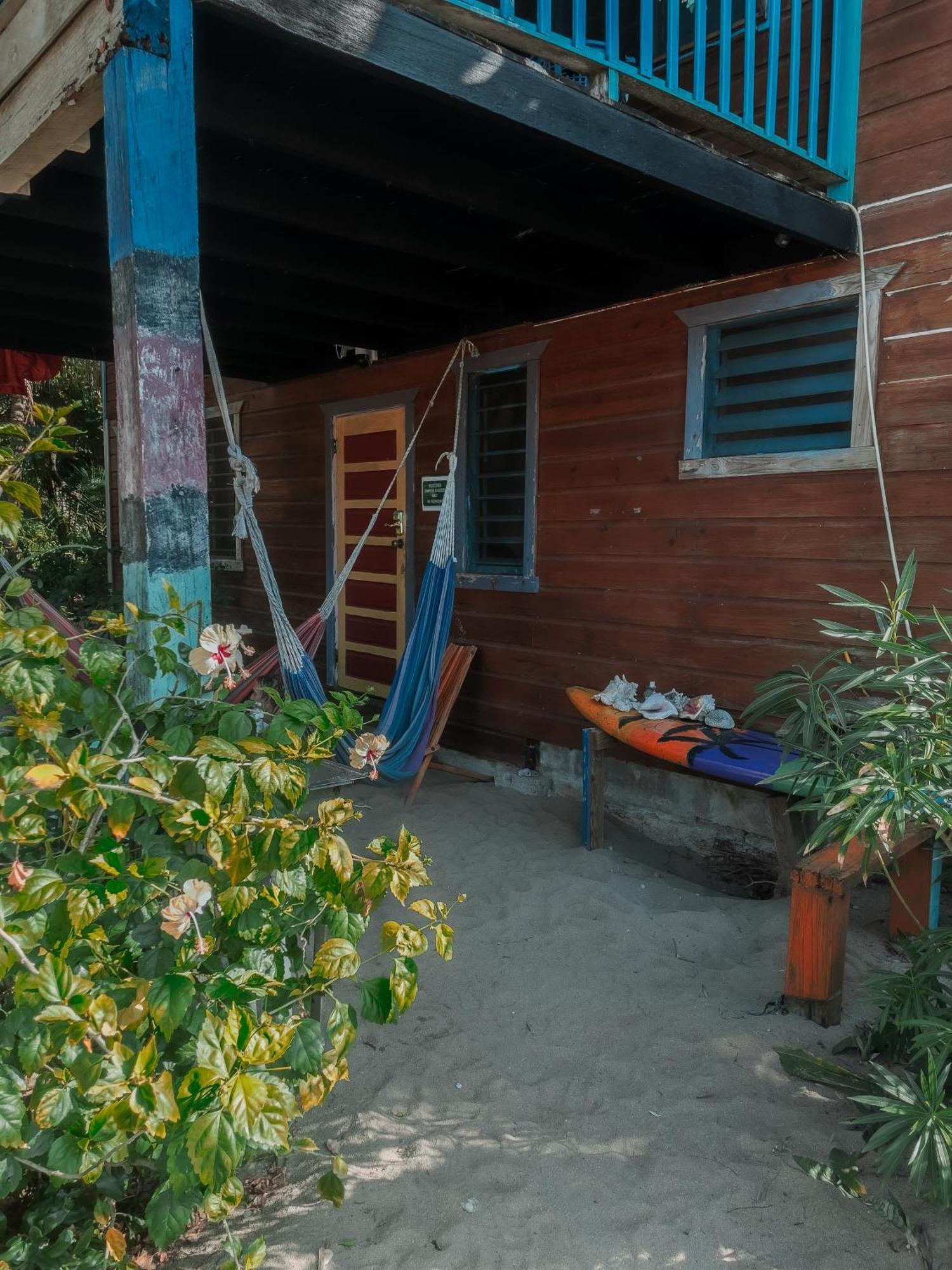 Anda Di Hows Hostel Placencia Eksteriør billede