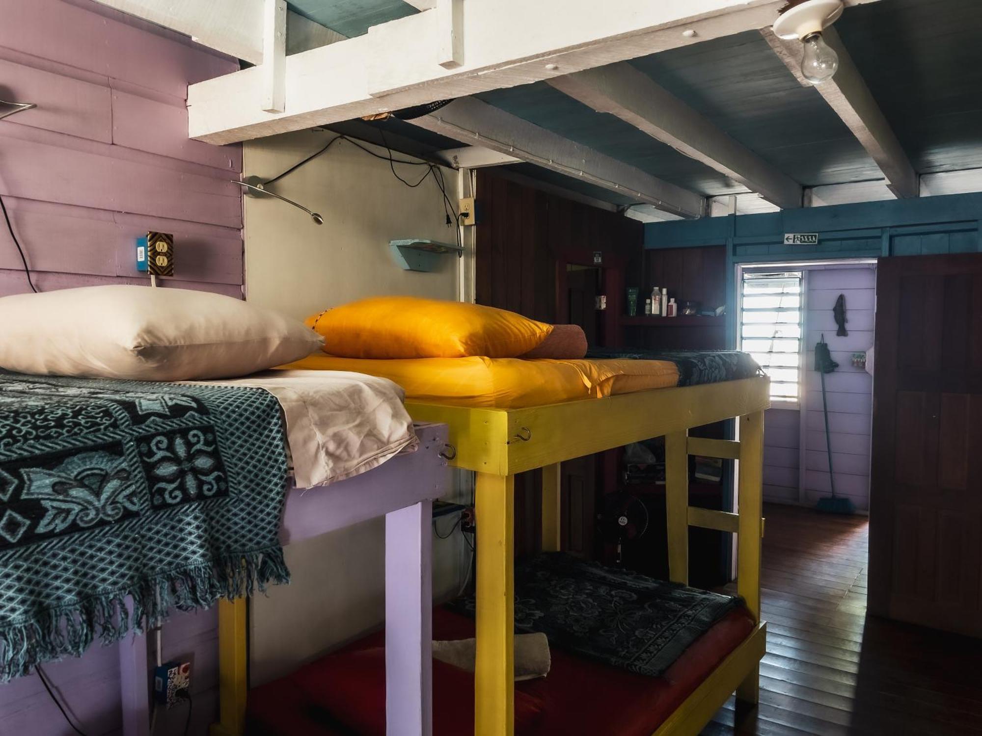Anda Di Hows Hostel Placencia Eksteriør billede