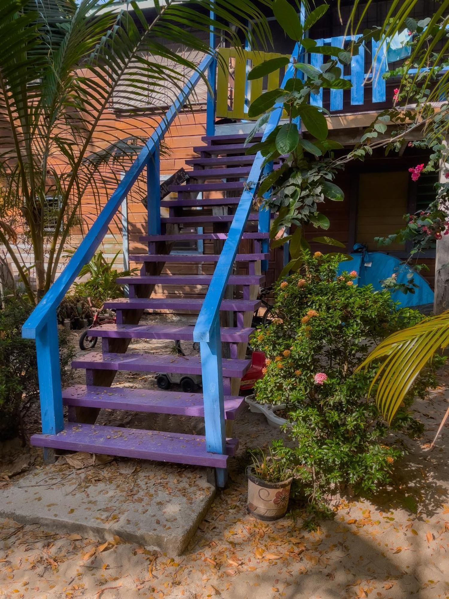 Anda Di Hows Hostel Placencia Eksteriør billede