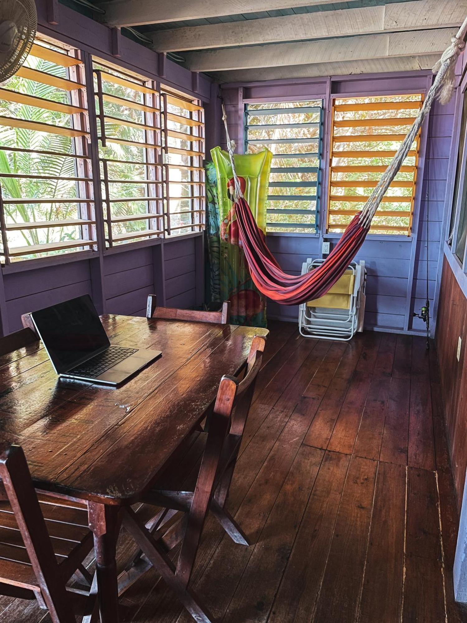Anda Di Hows Hostel Placencia Eksteriør billede