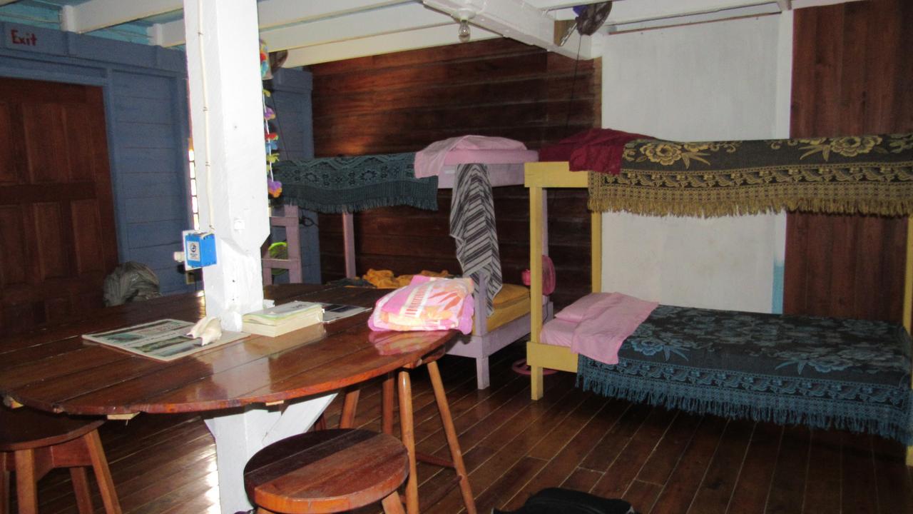 Anda Di Hows Hostel Placencia Eksteriør billede