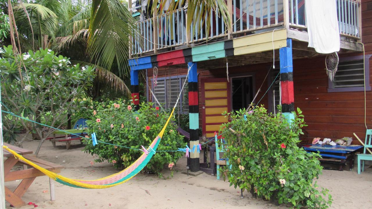Anda Di Hows Hostel Placencia Eksteriør billede