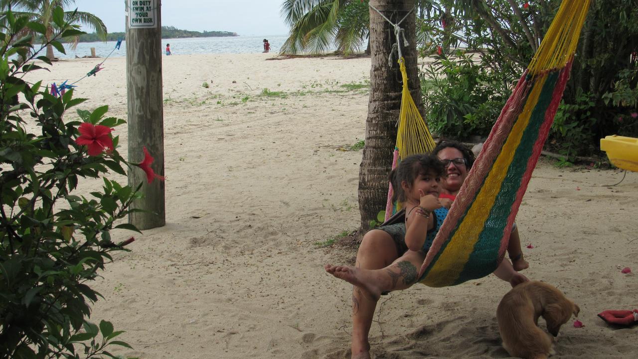 Anda Di Hows Hostel Placencia Eksteriør billede