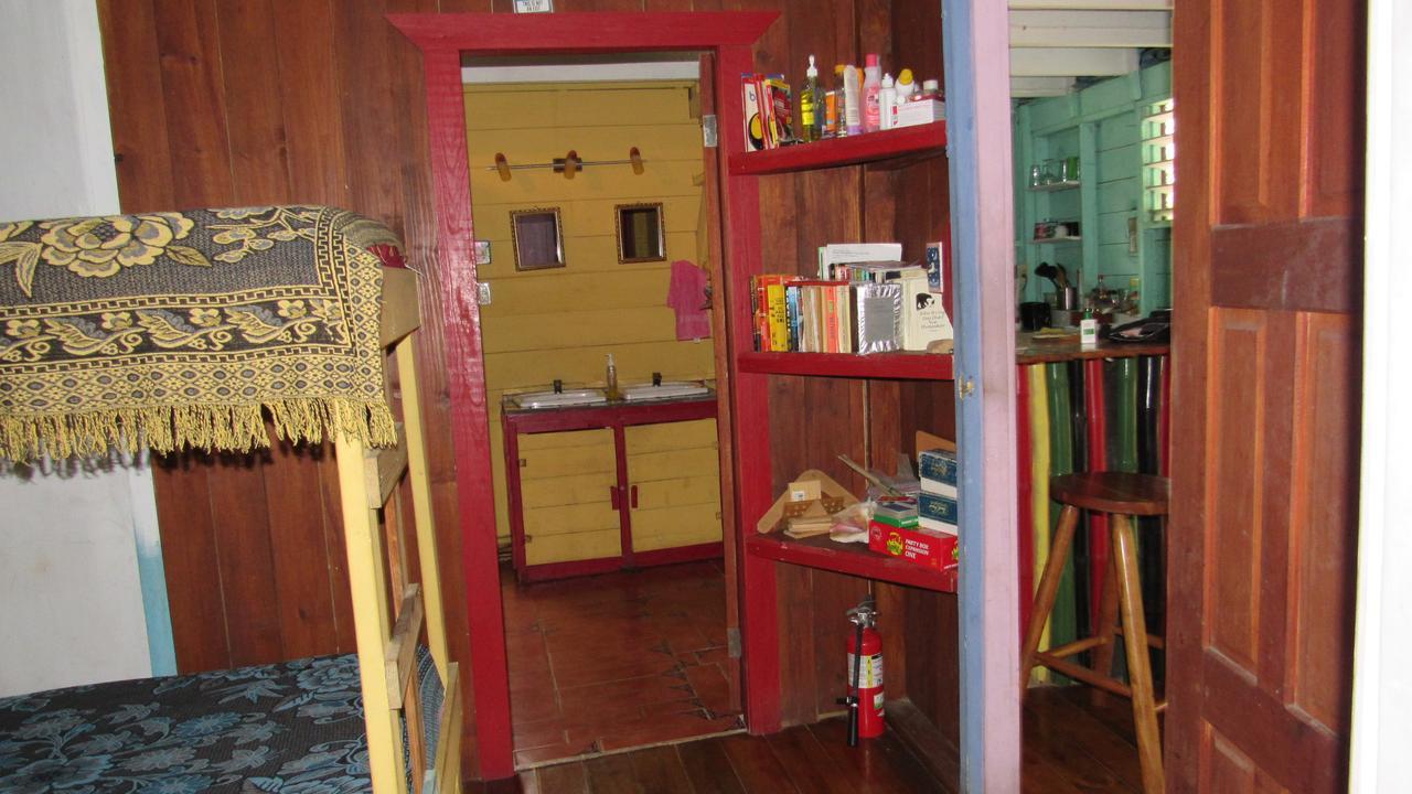 Anda Di Hows Hostel Placencia Eksteriør billede