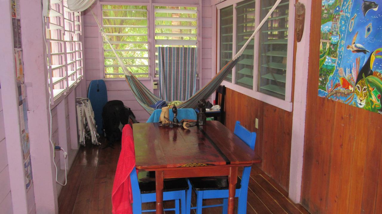 Anda Di Hows Hostel Placencia Eksteriør billede