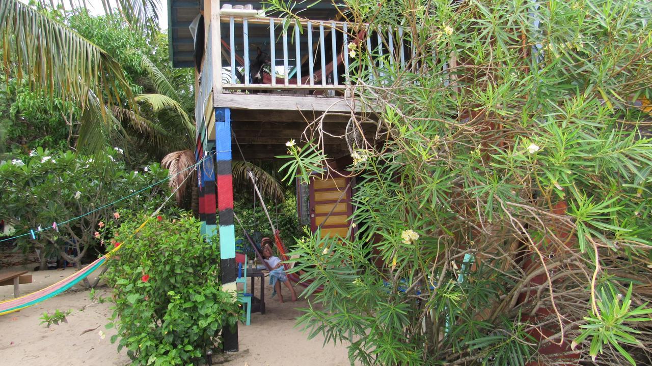 Anda Di Hows Hostel Placencia Eksteriør billede