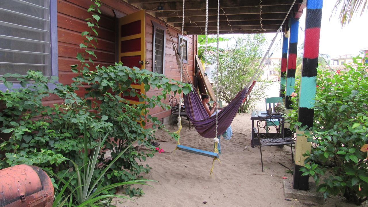 Anda Di Hows Hostel Placencia Eksteriør billede
