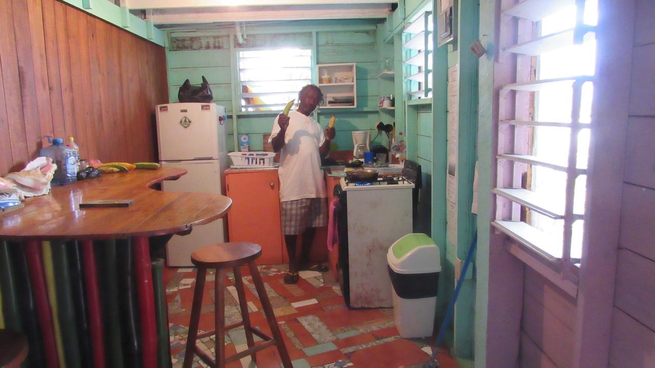 Anda Di Hows Hostel Placencia Eksteriør billede