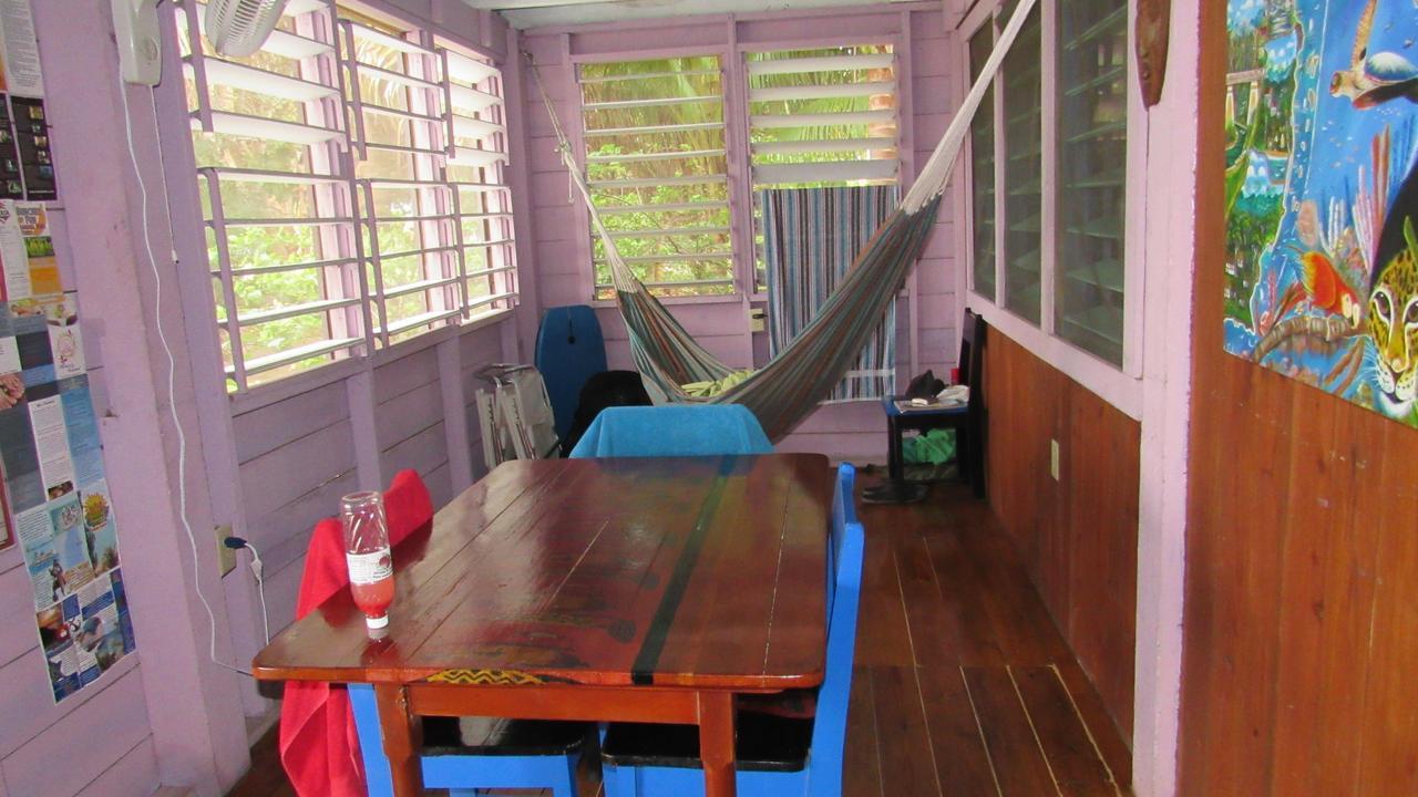 Anda Di Hows Hostel Placencia Eksteriør billede