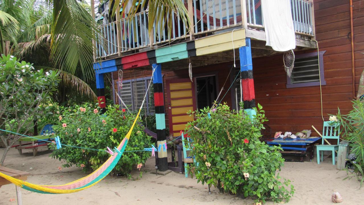 Anda Di Hows Hostel Placencia Eksteriør billede