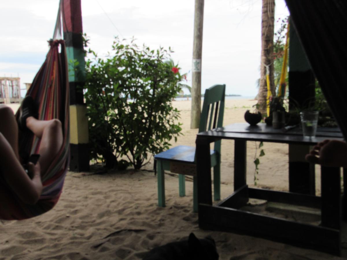 Anda Di Hows Hostel Placencia Eksteriør billede