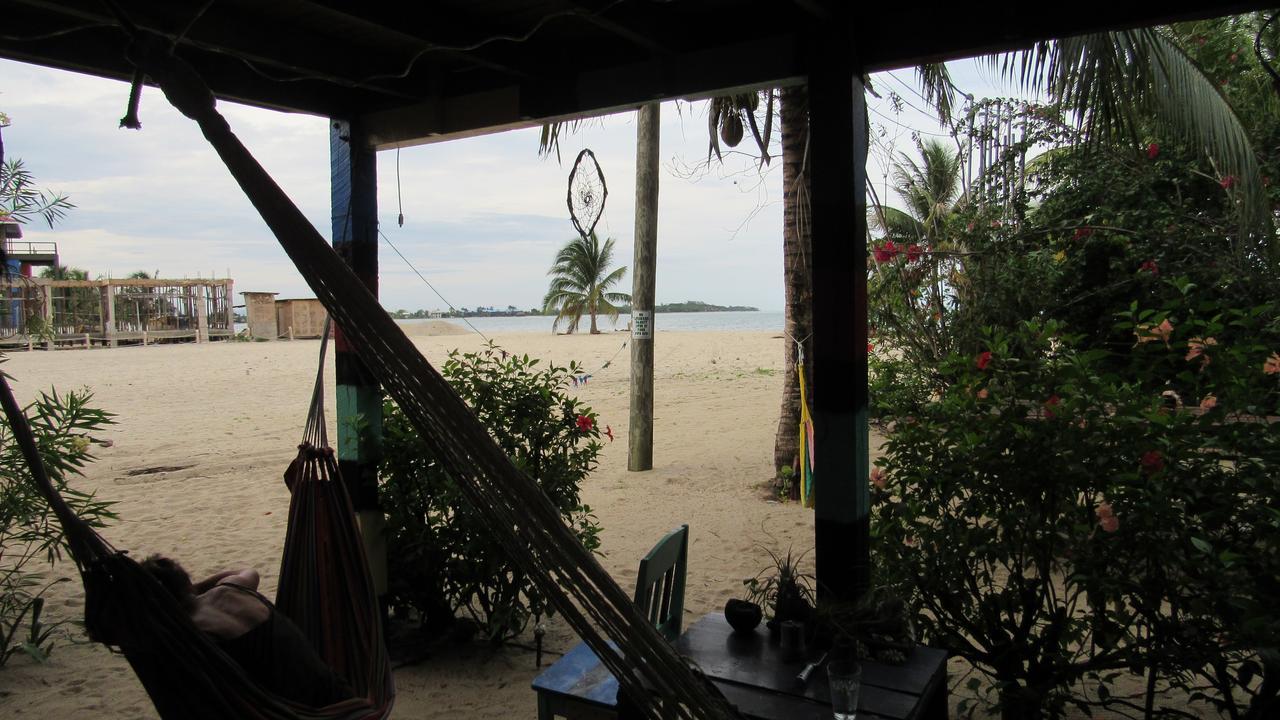 Anda Di Hows Hostel Placencia Eksteriør billede